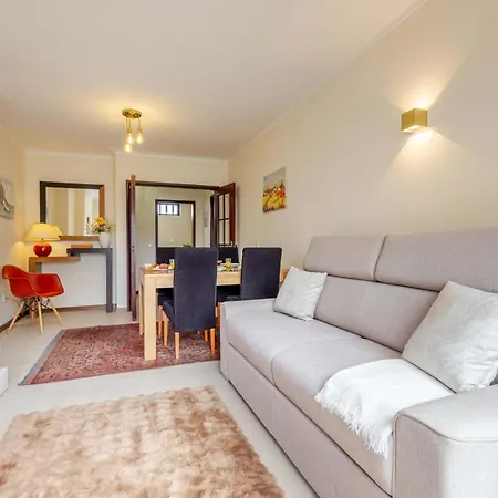 Appartamento Bright Flat With Balcony & Garage By Hostwise *
